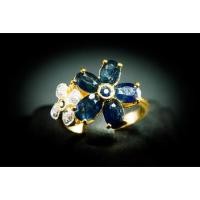 ราคา (R34 ชื่อแบบ "จันทร์กระพ้อ") : แหวนทองทรงดอกไม้ประดับพลอยไพลินอำเภอบ่อพลอยแท้ ล้อมด้วยเพชรแท้ (ฺBlue Sapphire) (6556922299)