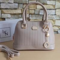 ราคา กระเป๋าแฟชั่น Lyn ทรงโดม สีครีม ฐาน 9.5 อะไหล่ทอง (1178436222)