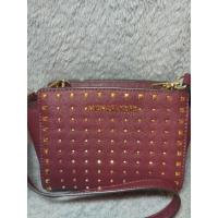 ราคา กระเป๋าสะพายใบเล็กสีแดงหน้าปักหมุดอะไหล่เป็นสีทองBrand Michael Kors ของแท้ล้านเปอร์เซนต์%,สภาพดี,ส่งฟรี ลทบค่ะ (8017266557)