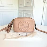 ราคา Good condition ‼️Gucci soho crossbody ปี2021 สีเบจ สภาพดีเลยค่า รอยใช้งานทั่วไป หนังทรงสวยเลย ขอบมุมดี (26925444530)