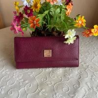 ราคา Nicole Miller แท้ กระเป๋าสตางค์ใบยาว 3 พับ หนังแท้ผสมพียู สภาพมีร่องรอยใช้งาน ด้านในมีรอยแตกแห้งจากการจัดเก็บสภาพ (53350378322)