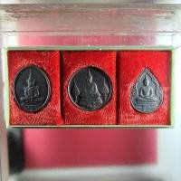 ราคา พระแก้วมรกต ที่ระลึกฉลองสมโภชกรุงรัตนโกสินทร์200ปี วัดพระศรีรัตนศาสดาราม พ.ศ.2525 ของแท้ 100% รับทั้งกล่องมี 3 เหรียญ (24893598759)