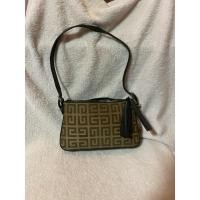 ราคา กระเป๋ามือสอง Givenchy pouchแท้รับประกัน (25566078937)