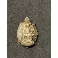 ราคา รูปหล่อพญาเต่ามหาลาภ รุ่นพิเศษ หลวงพ่อหลิว วัดไร่แตงทอง จ.นครปฐม ปี 2536 เนื้อเงิน (22985525780)