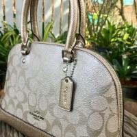 ราคา Coach แท้ 100% กระเป๋าสะพายข้างและถือ ทรงโดม 10 นิ้วสีแพลตตินั่ม MINI SIERRA (1895722679)