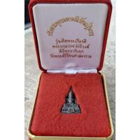 ราคา รูปหล่อลอยองค์พระแก้วมรกต (เนื้อเงิน) หลวงปู่ศรี มหาวีโร เมตตาอธิษฐานจิต ปี 2538 (27117845150)