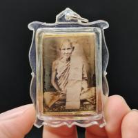 ราคา หลวงพ่อเดิม วัดหนองโพ รูปถ่ายเลี่ยมกรอบกันน้ำ ด้านหลังบรรจุเหรียญรุ่นแรกเนื้อทองแดง และผงยันต์ตรีนิสิงเหที่หลวงพ่อปลุกเส (17459422677)