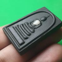 ราคา พระสมเด็จ สามชั้น สีดำ รุ่นกฤษฏาภินิหาร (ไม่อัดกรอบ) คละขนาดหินพระธาตุที่อกพระสมเด็จ แถมพระสมเด็จแร่น้ำพี้ 1 องค์ (7964363931)