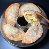 ราคา กุยช่ายไฮโซ เกี๊ยวกุยช่ายทอด ไส้กะหล่ำปลีเห็ดหอม แป้งบางกรอบไส้แน่น กุยช่ายตลาดพลู [ 1 แพ็ค 5 ชิ้น ฟรีน้ำจิ้ม ] (52605403081)