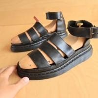 ราคา (แท้/มือสอง)ส่งฟรี 39-40Eu รองเท้า Dr.Martens รุ่น Gryphon strap sandals black Pre-owned Authentic (27230100083)