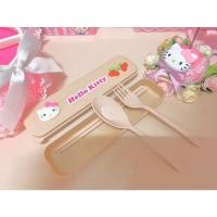 ราคา ชุดช้อนส้อมพร้อมกล่องhellokittyคิตตี้สีชมพู (5674777267)