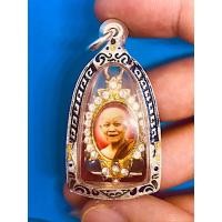 ราคา ล๊อกเก็ตฉากส้มฝังพลอย หลวงตามหาบัว พร้อมกรอบลงยาพิเศษงาช้าง สวยกริ๊ปหายาก แท้ทันหลวงตา พุทธคุณโชคลาภ เมตตามหานิยม ค้าขาย (8213334775)