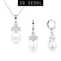 ราคา SO SEOUL Alette Clover Diamond Simulant Cubic Zirconia Hoop ต่างหูพร้อมสร้อยคอจี้ชุด (54905469982)