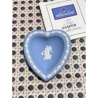 ราคา Vintage Wedgwood Jasperware Cream on Portland Blue Heart Dish (27681879512)