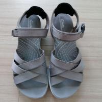 ราคา รองเท้าผู้หญิง Clarks มือสอง ของแท้100% Size 37 สีเทา รุ่นกันกัดเสริมฟองน้ำด้านหลัง สภาพดี ส้นดีหนา 3ซม. ใช้งานได้ปกติ (42975274439)