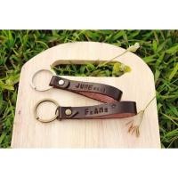 ราคา พวงกุญแจหนังแท้สลักชื่อ สลักชื่อฟรี ห้อยจี้ฟรี ออกแบบเพิ่มเองได้ (24848393)