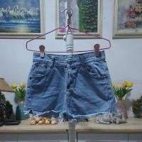 ราคา กางเกงยีนส์ขาสั้นเสมอหูเอวสูงมือ 2 เอว 26 นิ้ว ( (22763670554)