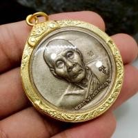 ราคา เหรียญกฐินสามัคคี หลวงพ่อเพี้ยน วัดเกริ่นกฐิน เนื้ออัลปาก้า หลังหนุมาน เลี่ยมกรอบทองไมครอนกัน พระบ้านรวมๆ สวยๆวัดใจ (42120321238)