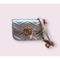 ราคา กระเป๋าคลอสบอดี้หนังสีเงินมือสอง (24020987127)