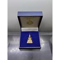 ราคา พระแก้วมรกต(พระพุทธมหามณีรัตนปฏิมากร) กรมสรรพสามิต ครบรอบ 64 ปี เนื้อเงินสามกษัตริย์ พ.ศ.2539 พร้อมกล่องเดิม (24221223238)