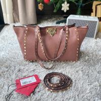 ราคา Very good condition ‼️ Valentino rock stud small สีตุ่นๆสวยมากค่า สภาพดีงาม ขอบมุมสวย ภายในสะแาด หนังเกรนทน (4478357742)