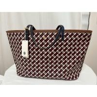 ราคา กระเป๋า TORY BURCH ของแท้ 100% (ของ Outlet) รุ่น Geo Logo Color-Block Top Zip Allover Large Tote in Crimson Red / Ivory (29733489728)