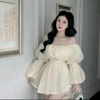 ราคา เดรสเปิดไหล่ผ้าไหมโฟมสีครีมผูกโบว์ที่เอว ทรงฟู แขนฟู (48450270441)