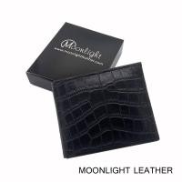 ราคา กระเป๋าสตางค์หนังวัวแท้ สำหรับผู้ชาย แบรนด์ Moonlight รุ่น Lux II สีดำอัดลายหนังจระเข้ สวย ทน เบาบาง นิ่มมาก พร้อมกล่อง (4623723884)