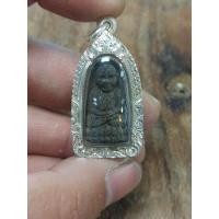 ราคา หลวงปู่ทวดรุ่นแรกศาลาหักปี 38 พิมพ์พระรอดเล็กพร้อมเลี่ยมกันน้ำกรอบเงิน 92.5% (27130141674)