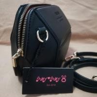 ราคา พร้อมส่ง กระเป๋าสะพายใบเล็ก #แบรนด์​PonyPony ทรงเหลี่ยม สีดำ ซัพในสีแดง มีป้ายแท๊กแบรนด์ #สายยาว และสายคล้องมือ (7841611621)