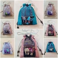 ราคา กระเป๋าหูรูด ผ้าไหมแท้ ไหมเทียม ผ้าทอ ตกแต่งตุ๊กตาช้าง (เซ็ต4) ราคา 69. (25260825376)