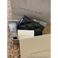 ราคา ส่งต่อ ของแท้ กระเป๋าสตางค์ใบสั้น Charles & Keith - สีดำ รุ่น Lillie Quilted Mini Wallet (18083453509)