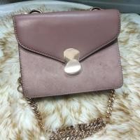 ราคา กระเป๋าสะพายไหล่ charles & keith หนังแท้มือสอง สีชมพูmuave (28610341636)