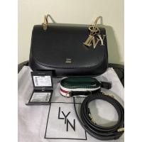 ราคา < Used like New> กระเป๋าสะพาย LYN แท้ 100% สีดำ (11312105472)