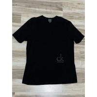 ราคา เสื้อยืด CK CALVIN KLEIN มือ2 ของแท้ % ไม่เคยใส่เลย มีรูที่แขนด้านหลัง ตามรูปที่ 3 ขอคนรับได้นะคะ รอบอก 40“ ยาว 27” (43252516958)