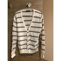 ราคา เสื้อกันหนาวคาร์ดิแกน ยี่ห้อ giordano สีขาว ลายทางขวางน้ำเงิน ขนาด S สวยสภาพดีค่ะ ใช้งานน้อยมาก กระดุมหน้าใส่ง่ายสบายๆ (4268021440)
