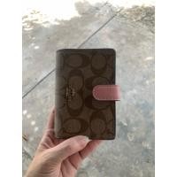 ราคา coach แท้ มือ 2 กระเป๋าสตางค์ใบกลาง มีกระดุม (23756974185)
