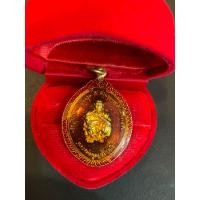 ราคา No945 เหรียญหลวงพ่อคูณ รุ่น เสาร์ 5 คูณพันล้าน ออกวัดบ้านไร่ ปี 37 เนื้อ กะไหล่ทองลงยาสีแดง (28214721603)