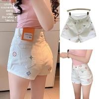 ราคา กางเกงขาสั้นยีนส์ผู้หญิงสุดสวย เอวสูง เพิ่มลายสีนูนสดใส กางเกงยีนส์ผู้หญิงสีขาวปักงานคัตเอาท์ ใส่สบาย (26240485411)