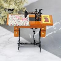 ราคา V&P จักรเย็บผ้าขนาดเล็กสไตล์วินเทจพร้อมผ้าสําหรับตกแต่งตุ๊กตาขนาด 1/12 (40128820448)