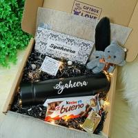 ราคา CUSTOMIZE NAME SURPRISE BOX FLASK + MINI TEDDY + KINDER BUENO (47903587300)