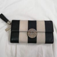 ราคา กระเป๋าสตางค์metrocity เมโทรซิตี้ ของแท้ สีกรมครีม อะไหล่เงิน​ มีจางหน้าเพจ​นิดหน่อย สภาพโดยรวมยังสวย (2277105356)