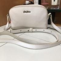 ราคา cath kidston white leather crossbody แท้ กระเป๋าสะพายข้างมือสอง (22305898852)