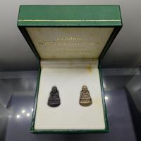 ราคา หลวงปู่ทวด รูปหล่อโบราณ พิมพ์เบ้าทุบ เล็ก รุ่นแรก เนื้อเงิน-นวะ วัดประสาทบุญญาวาส ปี2540 พร้อมกล่องเดิม (10949605425)