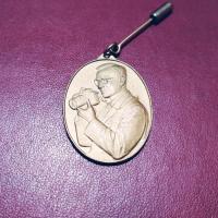 ราคา เหรียญในหลวง ร .9 ทรงกล้อง ด้านหลัง ภปร.พร้อมเข็มกลัด (29258954162)