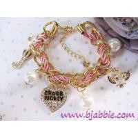 ราคา Sale !!! สร้อยข้อมือห่วงสีทองร้อยสลับเกลียวไหมสีชมพูหวาน แต่งตุ้งติ้งประดับเพชร,พลอยและมุกสีขาว สวยหรูค่ะ (1623773669)