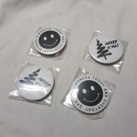 ราคา เข็มกลัดวงกลม เข็มกลัดหน้ายิ้ม Smiley face smile merry x mas (11235287853)