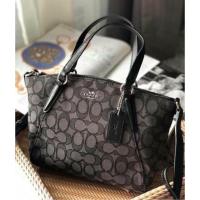 ราคา Coach พร้อมส่ง พัดมินิผ้า ✨✨ มาแย้วว พัดมินิผ้า สีขาว,ดำ ราคา 4,390- สวยๆเบยยยยย (111582859)