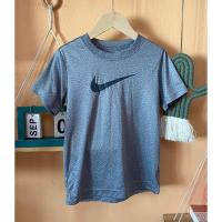 ราคา ส่งต่อ เสื้อยืดคอกลม แขนสั้น เด็ก แบรนด์ NIKE ของแท้ รุ่น THE NIKE TEE DRI-FIT สีเทา มือสอง อกก่อนยืด 28-29 นิ้ว (27461804515)
