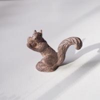 ราคา mininature squirrel is holding walnut กระรอกจิ๋ว ตุ๊กตาจิ๋วตกแต่งบ้าน (132225371)